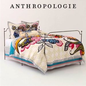 ANTHRO// Laelia Queen Comforter with 2 standard shams